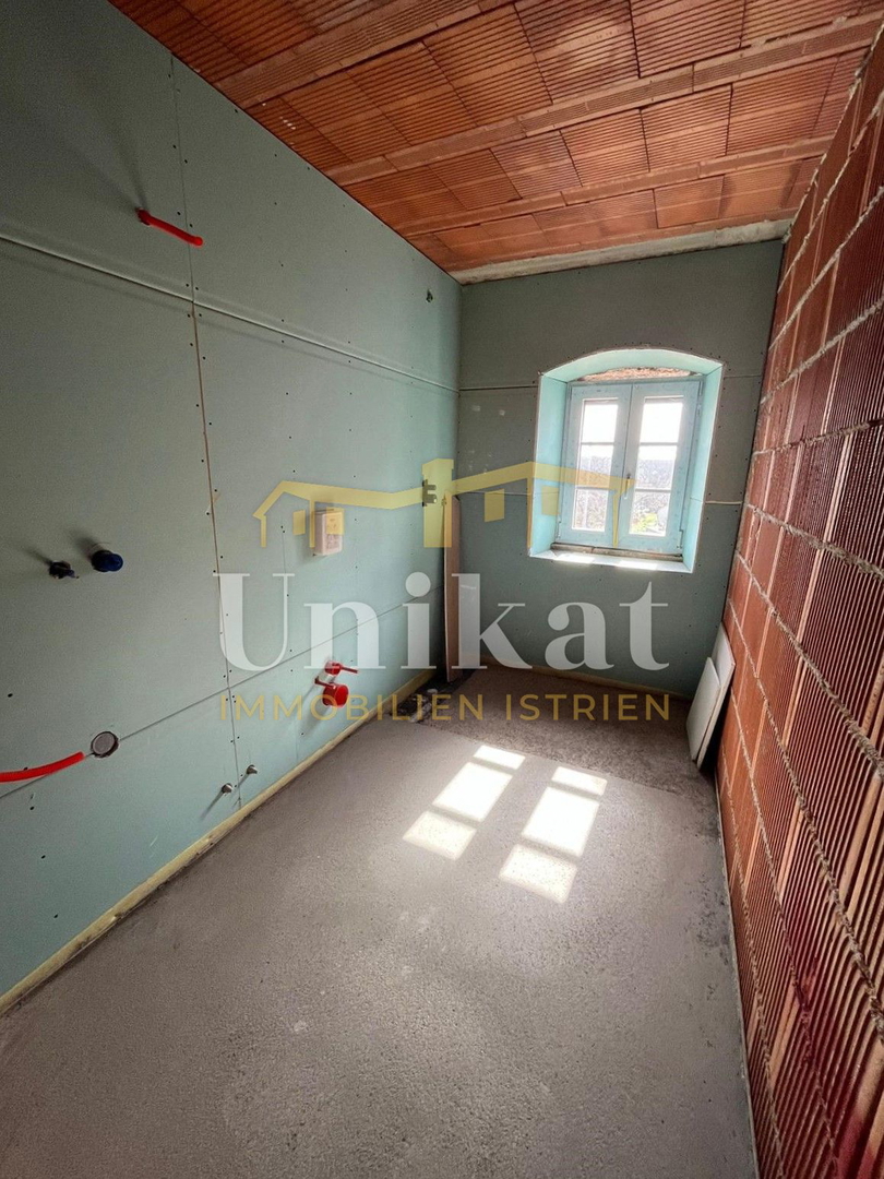 Casa in pietra vicino a Višnjan da completare